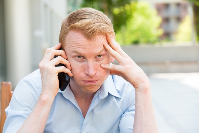 Hombre exasperado en el teléfono