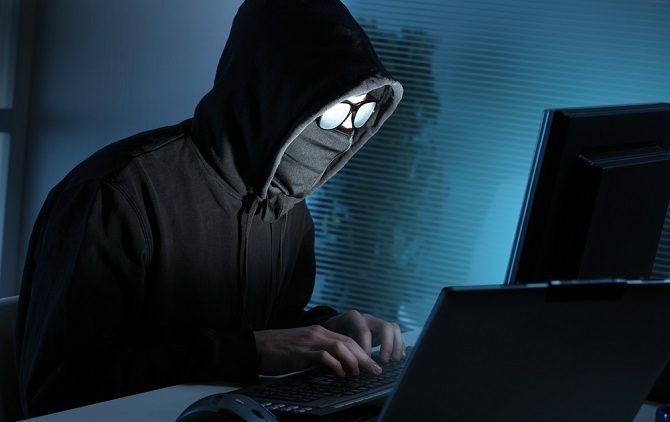 hacker anónimo en la computadora portátil