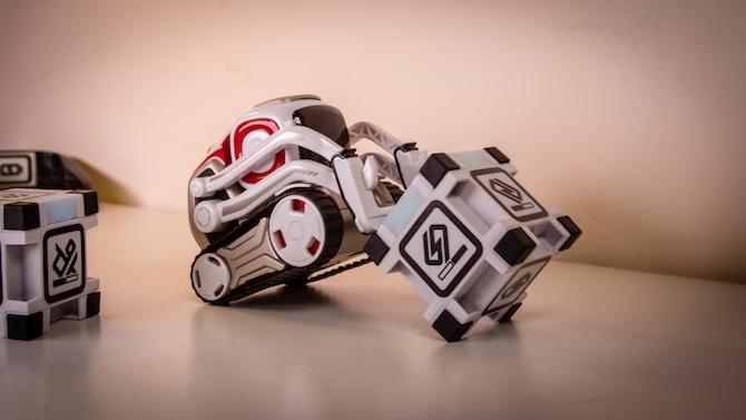 Este robot de juguete tiene vida propia: Anki Cozmo Review Cozmo 15