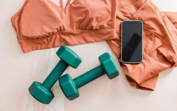 Ropa Deportiva, Mancuernas y Smartphone Flatlay