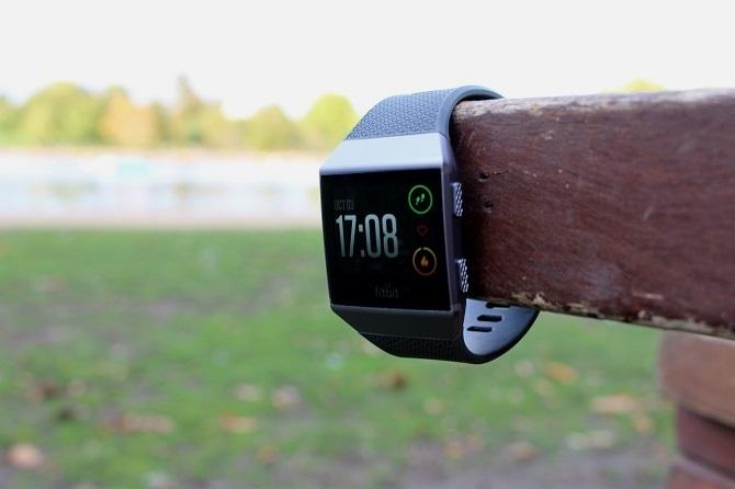 Smartwatch Fibit Ionic en un parque
