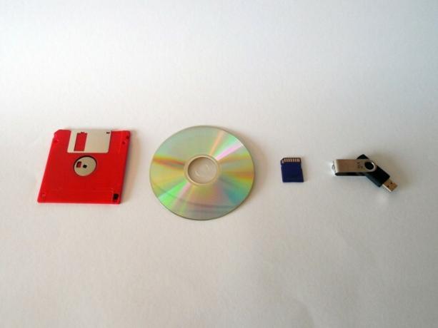 Coloque su distribución de Linux en un CD Live CD USB DVD Floppy 667x500