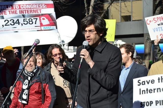 ¿Es ilegal rootear tu Android o liberar tu iPhone? aaron swartz en stop sopa rally