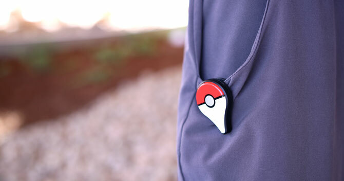 Pokemon GO Plus usado en el bolsillo
