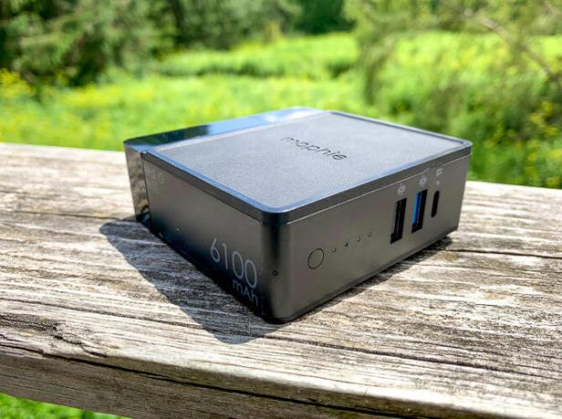 Mophie Powerstation Hub de lado con puertos a la vista