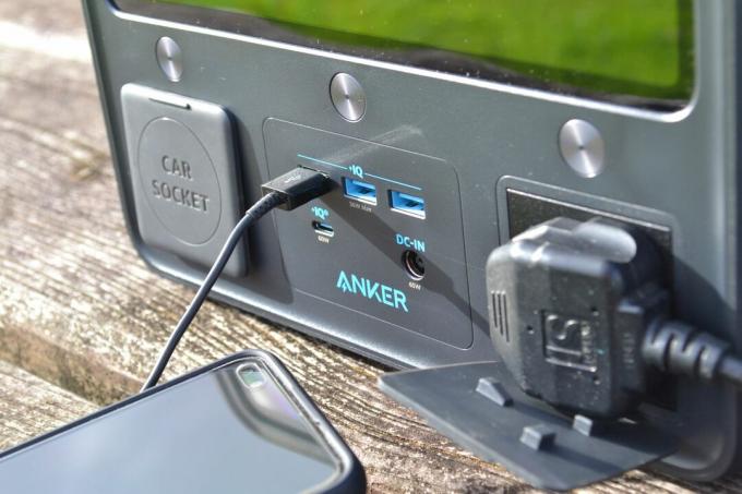 anker powerhouse II 400 enchufes y puertos usb