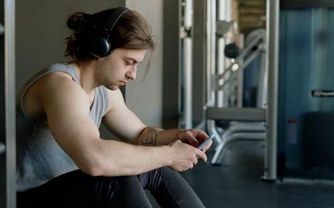 Hombre con auriculares usando su teléfono inteligente