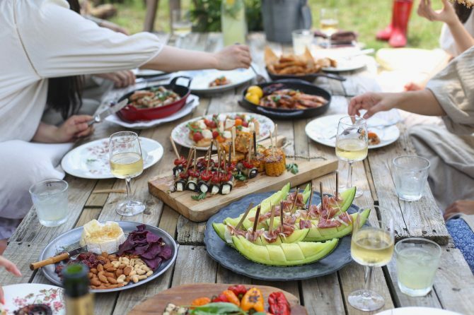 Comida y bebida en la mesa