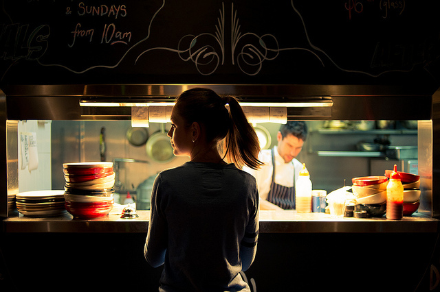 restaurante con poca luz