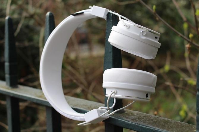 Urbanear Plattan 2 Auriculares Bluetooth en su lado que muestra la Perilla de Control