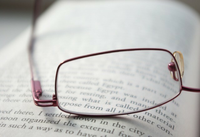 gafas-de-lectura-lentes-libro