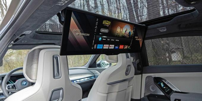 BMW i7 con la pantalla de cine bajada