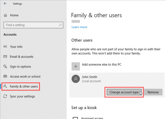 Haga clic en Cambiar tipo de cuenta en Otros usuarios en Configuración de Windows 10
