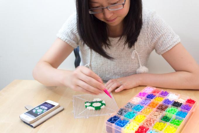 Cómo hacer tus propios accesorios retro de 8 bits diy pixel art jewellery peg board design