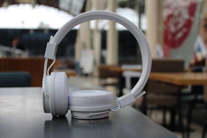 Urbanear Plattan 2 Auriculares Bluetooth sobre una mesa