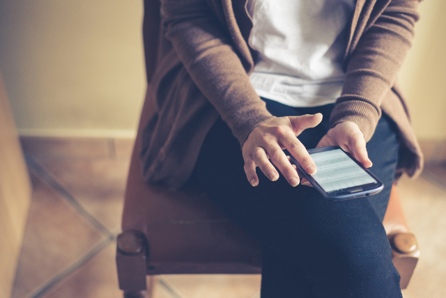 mujer-escribiendo-smartphone