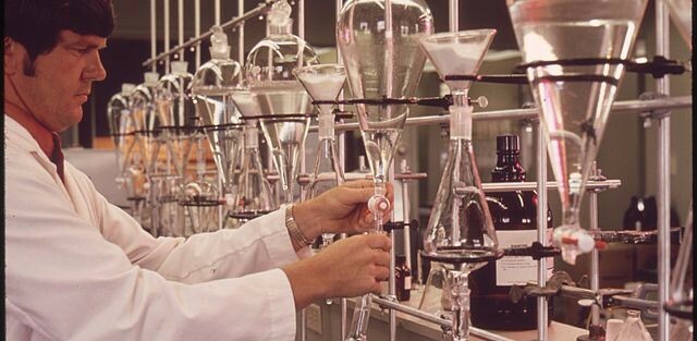 640px-EPA_GULF_BREEZE_LABORATORY, _CHEMISTRY_LAB._THE_CHEMIST_IS_TESTING_WATER_SAMPLES_FOR_PESTICIDES _-_ NARA _-_ 546277