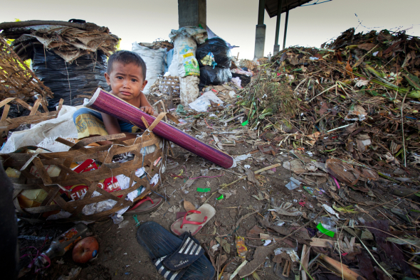Consumirás: La historia de la electrónica de consumo [Reportaje] Niño en el vertedero