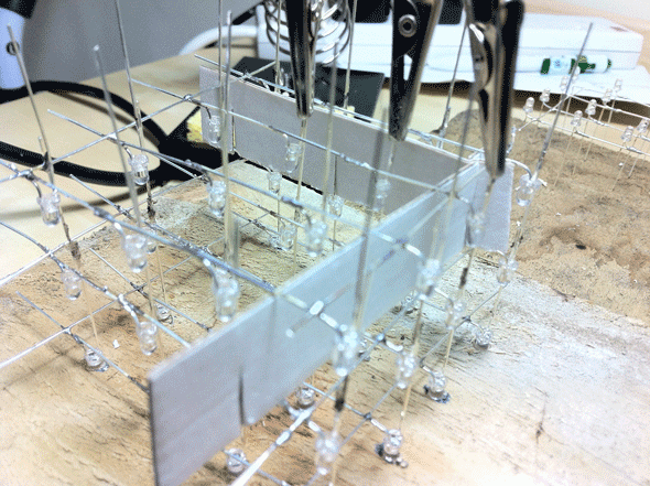 Cómo hacer un cubo de LED Arduino pulsante que parece que vino de la capa de plantilla de tarjeta del futuro 3