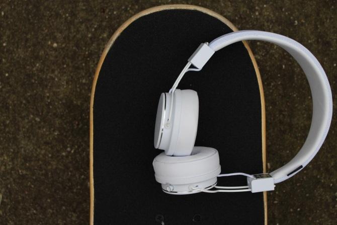 Urbanear Plattan 2 Bluetooth Headphones en una patineta