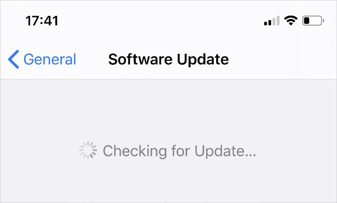 Comprobación de actualizaciones de software iOS en la configuración de iPhone