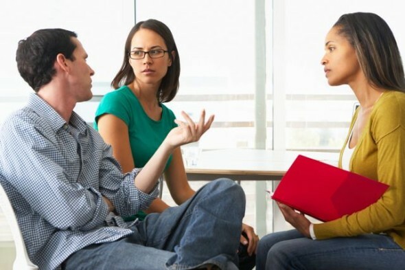 tres personas hablando