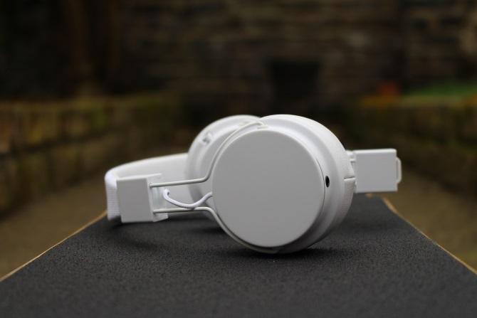Auriculares Urbanear Plattan 2 Bluetooth en una patineta desde un lado