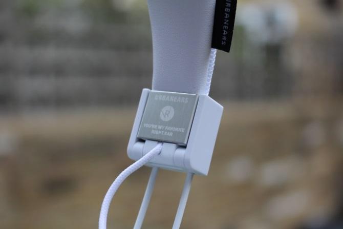 Auriculares Bluetooth Urbanear Plattan 2 que muestran la marca del oído derecho