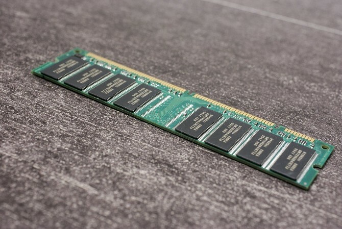 Una RAM más rápida es mejor, pero tenga cuidado con la velocidad de RAM y la velocidad de la placa base que no coinciden al comprar RAM más rápido