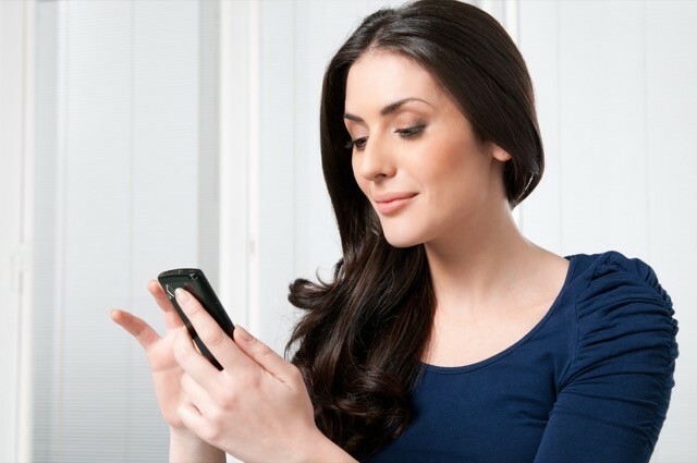 mujer mirando al teléfono