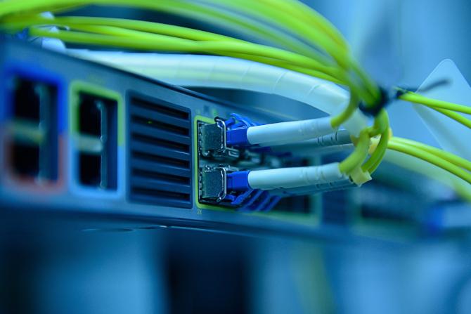 Cómo cambiar la configuración de DNS para aumentar la velocidad Los cables de red depositan fotos