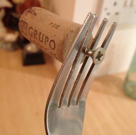 Instagram-Life-Hacks-Fork-Screw-Wine-Cork-Opener