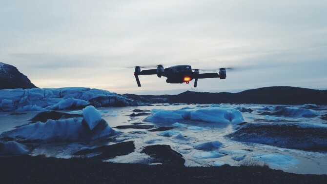 Drone volando en un ambiente ártico 