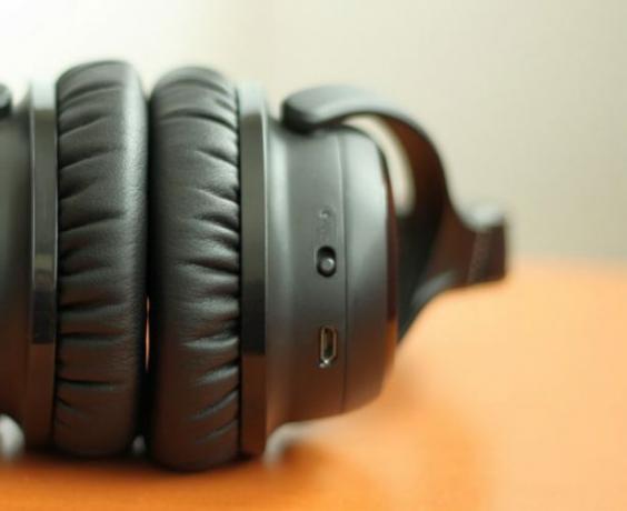 ¿Pueden los auriculares inalámbricos Audeara A-01 ayudar con la pérdida auditiva de la vejez? (Revisión y sorteo) interruptor de cancelación de ruido auricular derecho audeara a01 614x500