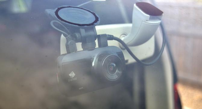 Z-EDGE Z3D Dashcam montado en la ventana