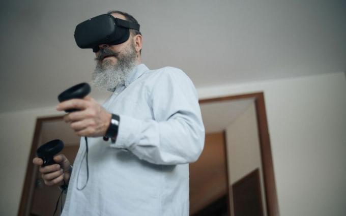 Hombre barbudo con casco de realidad virtual