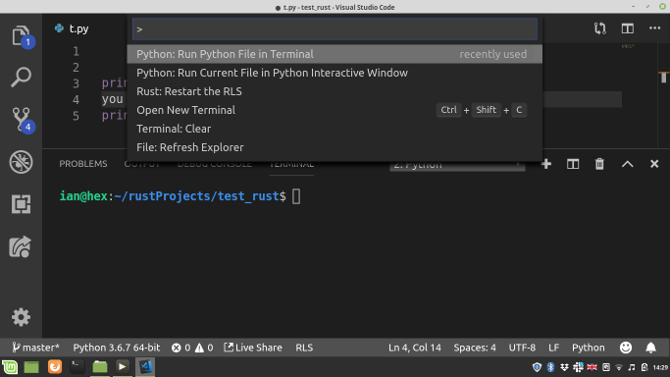 La paleta de comandos Code-OSS, que ejecuta el código Python en el terminal incorporado