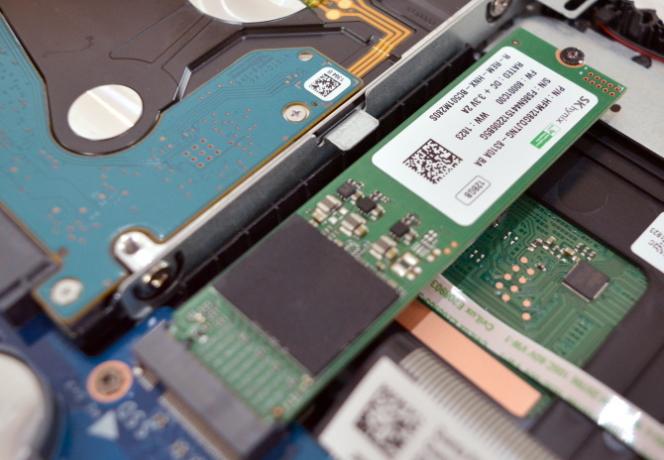 Una unidad SSD M.2 instalada en una computadora portátil