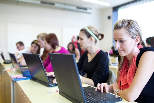 computadoras-mujeres-universitarias