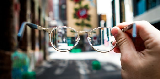 Gafas de mano en la calle