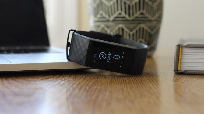 Fitbit Charge 3 rastreador de ejercicios en una mesa
