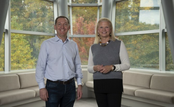 El CEO de Red Hat, Jim Whitehurst, y el CEO de IBM, Ginni Rometty