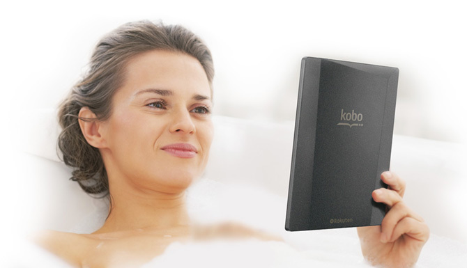 Mujer leyendo Kobo Reader