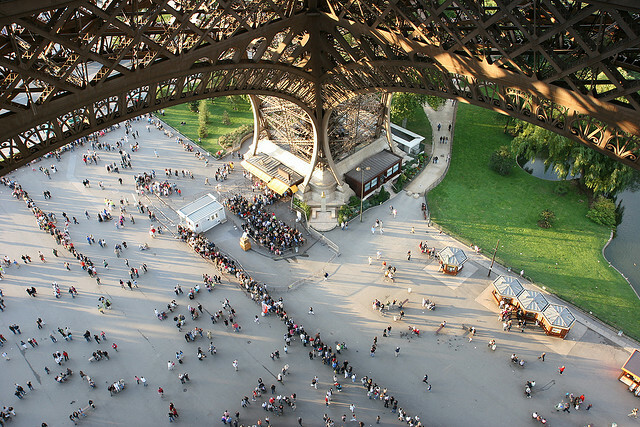 multitud de la torre eiffel