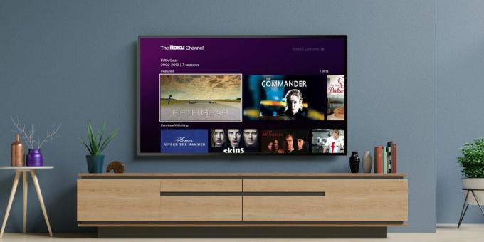 Un televisor de pared con Roku funcionando