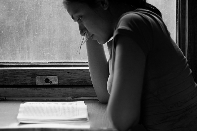 Mujer leyendo un libro real en el escritorio