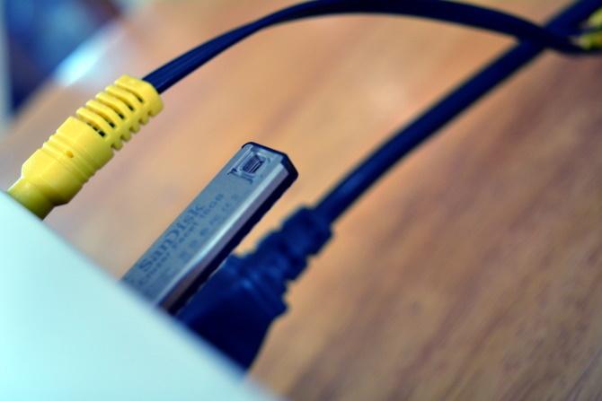 Conecte cables AV, USB, HDMI y tarjetas SD